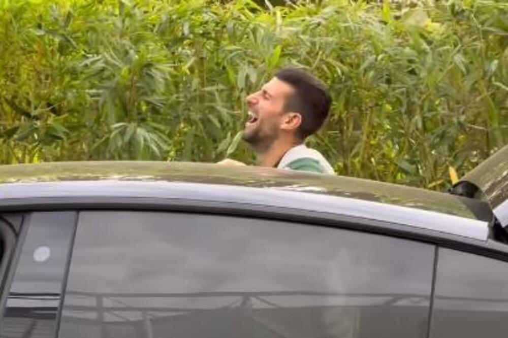 USNIMLJEN NOVAK ĐOKOVIĆ, VUKLJA NEKAKVE KESETINE I VRIŠTI OD SMEHA: Svi gledaju u SRBINA, GLEDAJTE ŠTA RADI! VIDEO