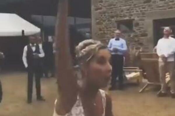 MLADA KRENULA DA BACI BIDERMAJER, A ONDA JE USLEDIO OBRT: Svatovi ostali u ČUDU kada su videli ŠTA RADI (VIDEO)