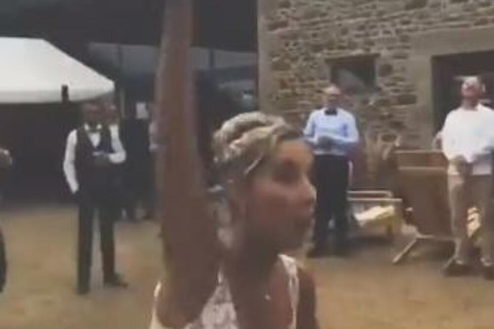 MLADA KRENULA DA BACI BIDERMAJER, A ONDA JE USLEDIO OBRT: Svatovi ostali u ČUDU kada su videli ŠTA RADI (VIDEO)