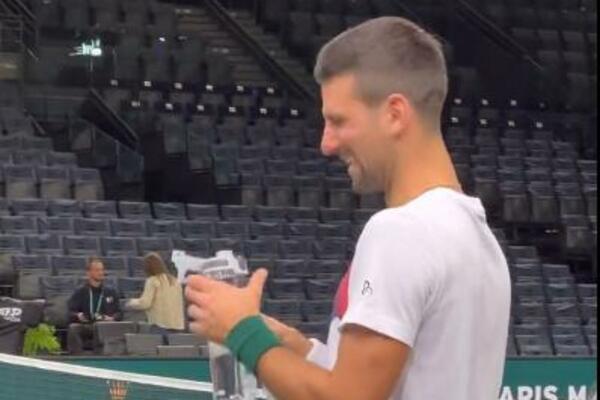 OVAKO RASPOLOŽENOG NOVAKA NIKADA NISTE VIDELI: Đoković tokom celog treninga nije skidao osmeh sa lica! (VIDEO)