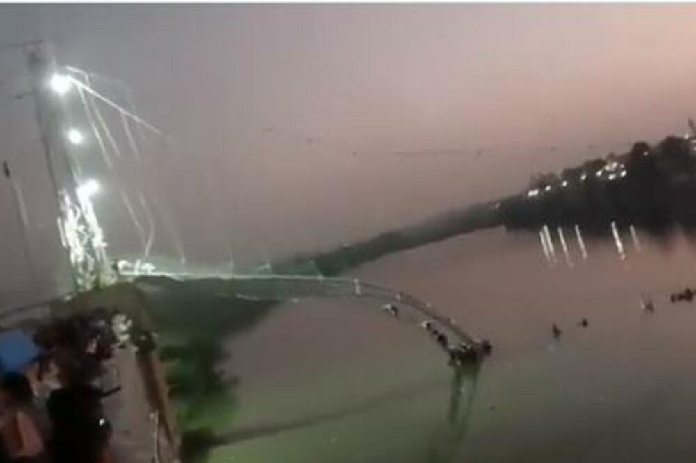 GRUPA MLADIĆA LJULJALA MOST, A ONDA SE DESILA STRAVIČNA NESREĆA: Više od 140 ljudi stradalo, OSUMNJIČENI UHAPŠENI