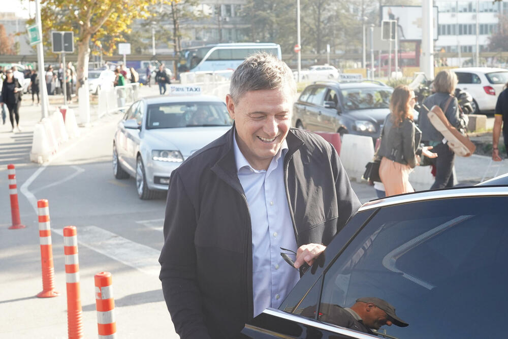 Dragan Stojković Piksi, Beograd, Aerodrom Nikola Tesla