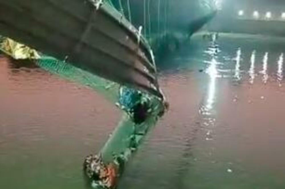 STRAŠAN TRENUTAK RUŠENJA MOSTA: Najmanje 132 osobe STRADALE, spasioci tragaju za PREŽIVELIMA! (VIDEO)