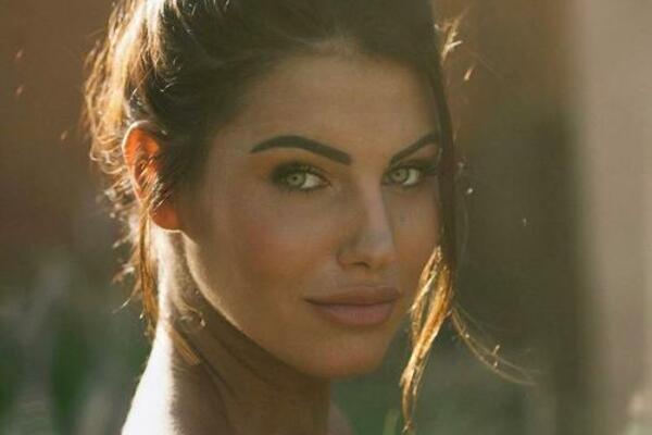 PRIČALO SE DA JE OVA ITALIJANKA ZAVELA POZNATOG SRBINA, KADA JOJ VIDITE SLIKE BIĆE VAM JASNO: Niko nije ostao IMUN