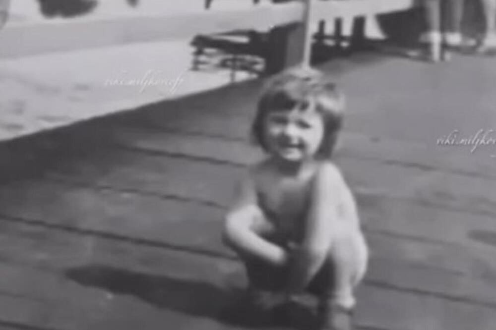 OVA DEVOJČICA JE IZRASLA U NEVEROVATNU LEPOTICU! Sad je POPULARNA pevačica i PUNA KAO BROD (FOTO)