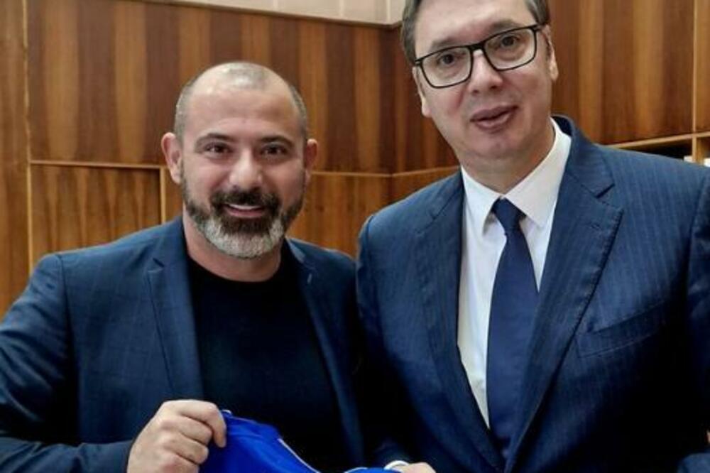 DEJAN STANKOVIĆ POKLONIO DRES VUČIĆU: Predsednik mu odgovorio jakom porukom! (FOTO)