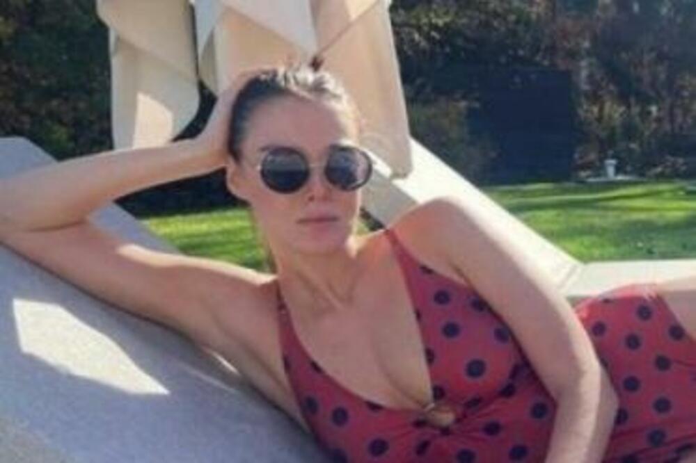 MILENA RADULOVIĆ SE SKINULA U KUPAĆI, PA IZAZVALA BURU JEDNIM DELOM TELA: Komentari samo pljušte (FOTO)