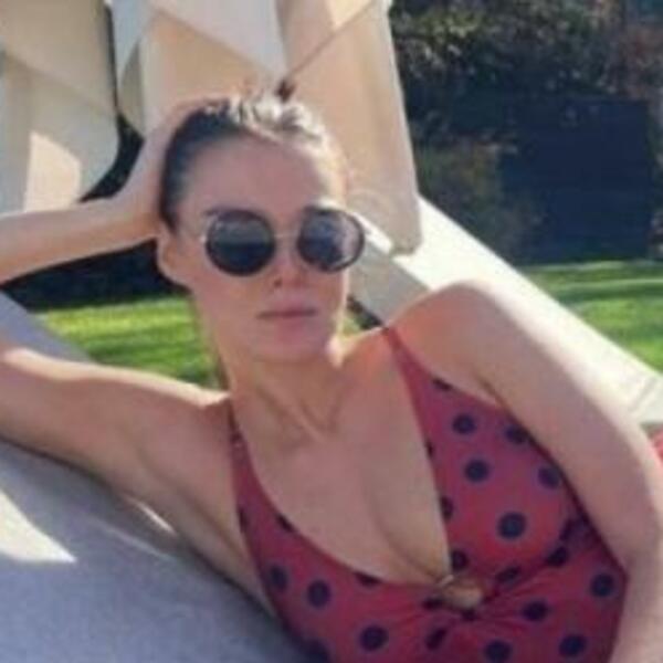 MILENA RADULOVIĆ SE SKINULA U KUPAĆI, PA IZAZVALA BURU JEDNIM DELOM TELA: Komentari samo pljušte (FOTO)