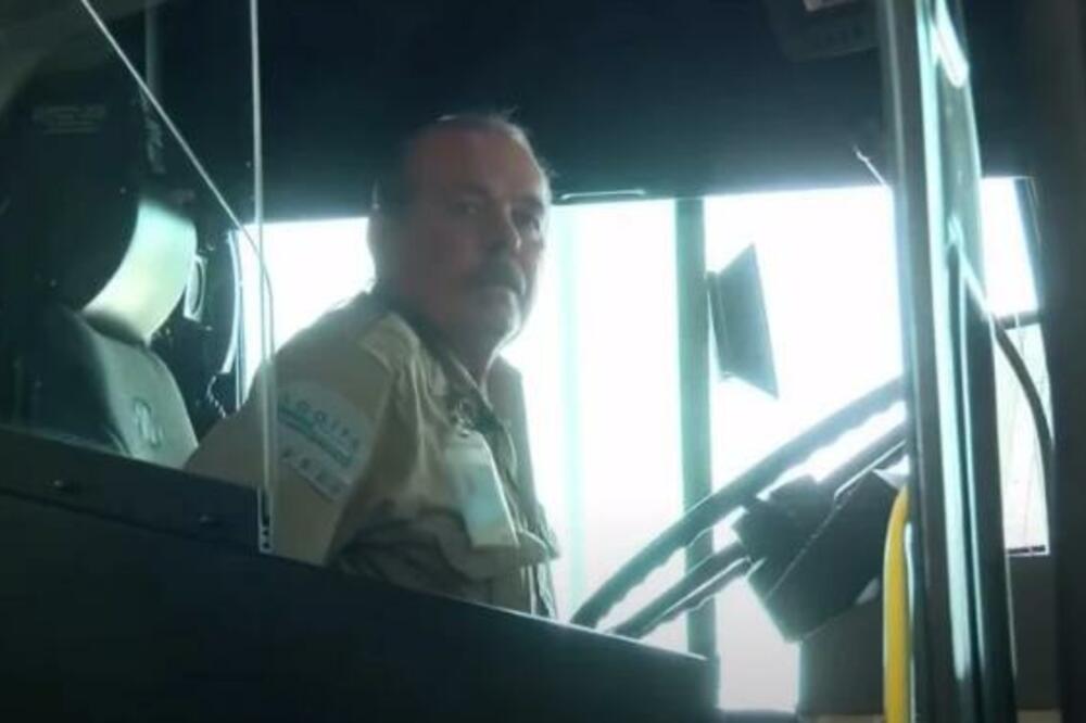VOZAČ PRIMETIO DA PUTNIK NE ULAZI U AUTOBUS: Usledilo je JEZIVO SAZNANJE! (VIDEO)