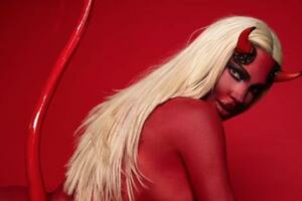 PAKLENO! JK NIKAD VRELIJA: Karleuša se maskirala u ĐAVOLICU i zapalila DRUŠTVENE MREŽE