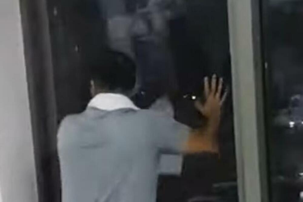 DRAMA U MOSTARU: Izbio POŽAR u sportskom centru, ljudi razbijali prozore da se spasu od VATRENE STIHIJE! (VIDEO)