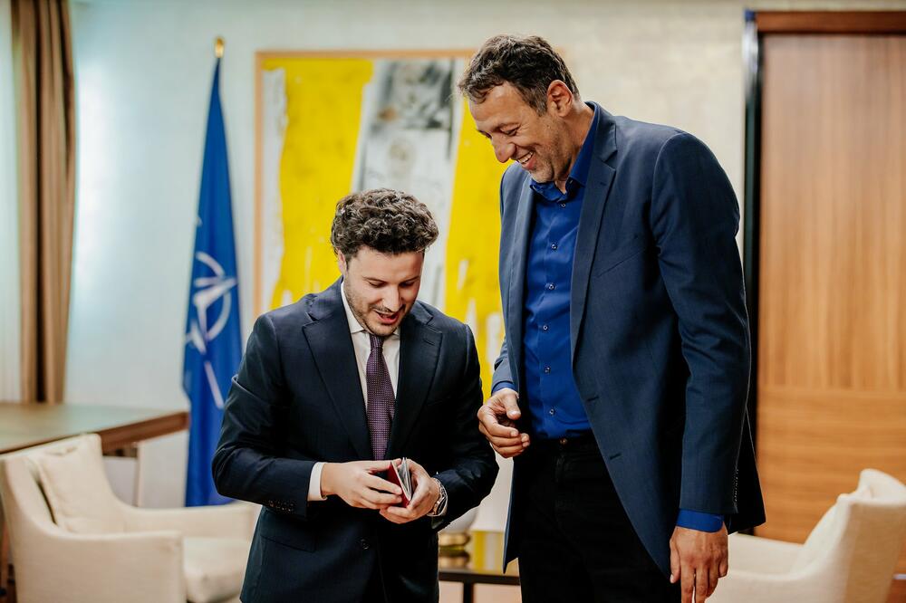 VLADE DIVAC DOBIO CRNOGORSKI PASOŠ, ABAZOVIĆ DRES LEJKERSA: "Crna Gora za njega predstavlja drugu kuću!" (FOTO)