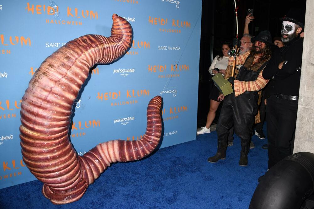 DA LI OVO NAJBIZARNIJI KOSTIM IKAD? Manekenka se MASKIRALA U CRVA, za 3 života nećete pogoditi KO JE OVO