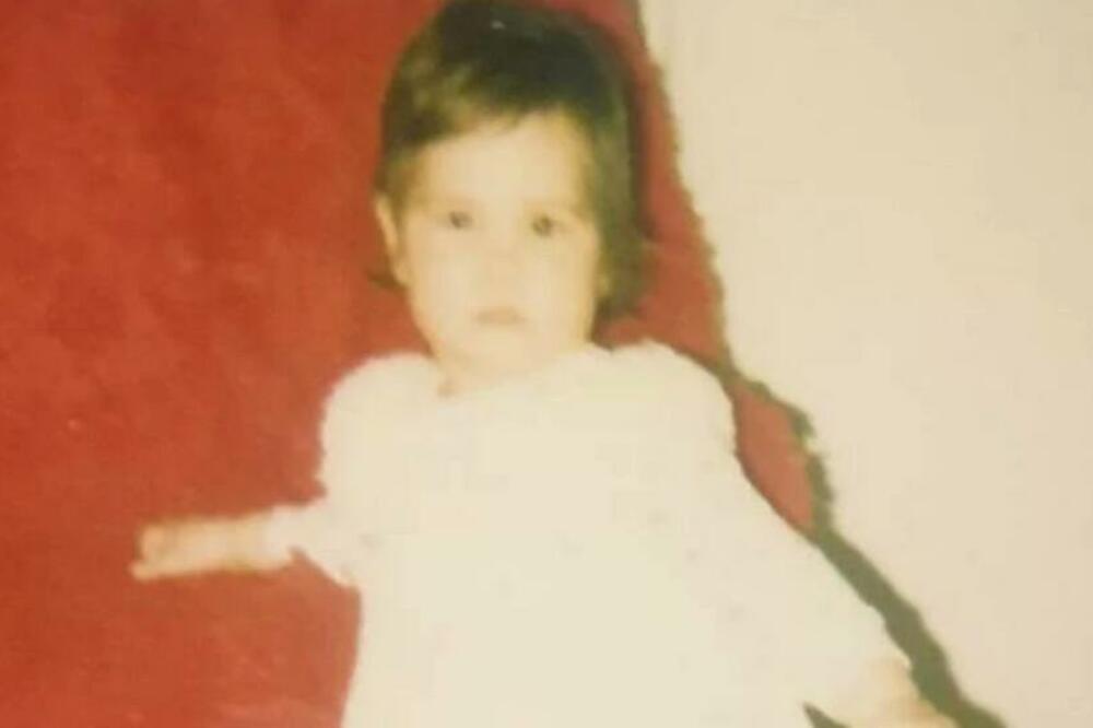 ZNATE LI KO JE SRPKINJA SA SLIKE? Izrasla je u VATRENU PLAVUŠU, A STALNO JE GLEDATE NA TELEVIZIJI (FOTO)