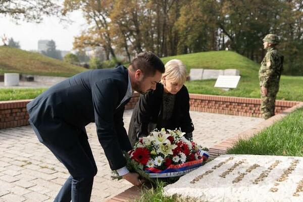 SREMSKA MITROVICA OSLOBOĐENA JE 1. NOVEMBRA: Gradonačelnica položila vence na spomen-obeležja! (VIDEO)