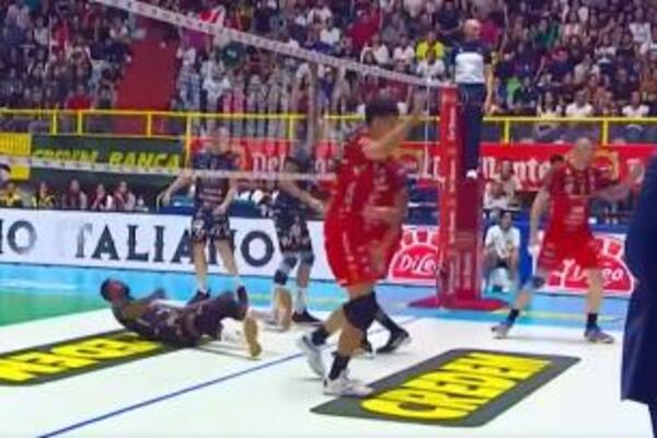 HOROR USRED UTAKMICE: Igrač udario glavom o parket i ostao nepomično da leži, cela dvorana zanemela… (VIDEO)