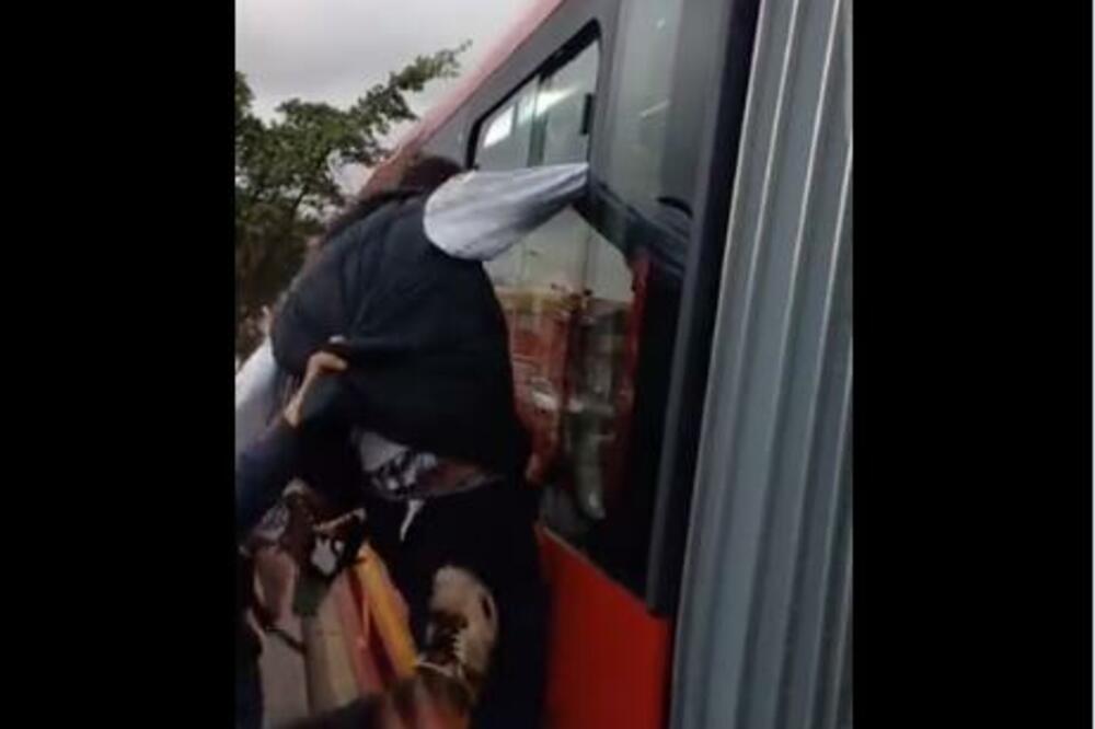 PUTNICI PREBILI DŽEPAROŠA NA MRTVO IME: Uhvaćen u akciji, TUKLO GA POLA ATUOBUSA da bi ga naučili pameti (VIDEO)