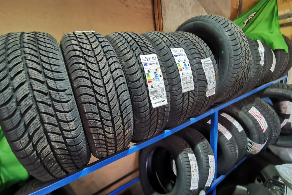 NAPOLJU JE 20 STEPENI, ALI SU ZIMSKE GUME JOŠ UVEK "NA SNAZI": Da li je to problem u vožnji?