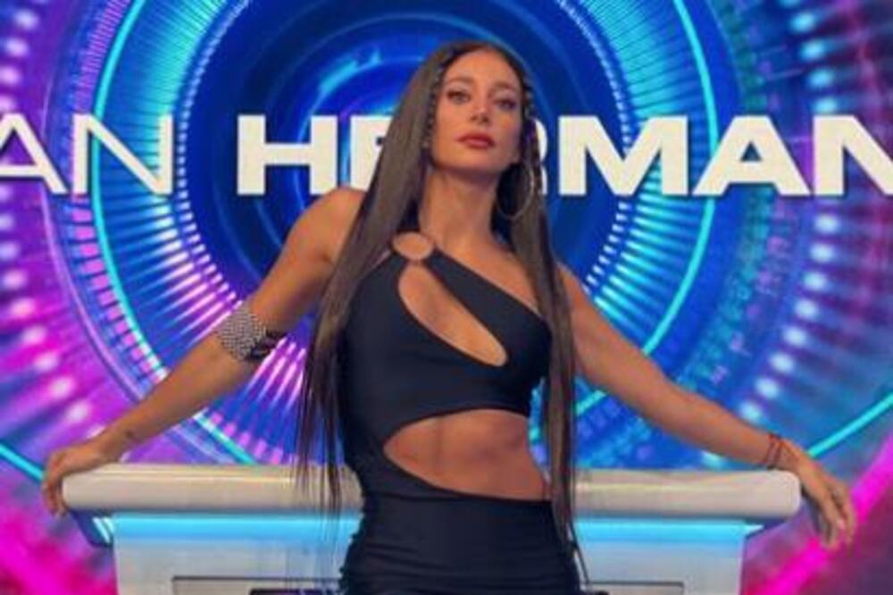 VRUĆI SNIMAK VODITELJKE U BAZENU EKSPLODIRAO JE NA MREŽAMA: Tangice nikad tanje, SVE PUCA na njoj (VIDEO)