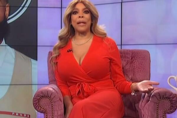 VODITELJKA PUSTILA "GOLUBA" PRED GLEDAOCIMA! Pokušala da se IZVADI, ali se SVE ČULO (VIDEO)