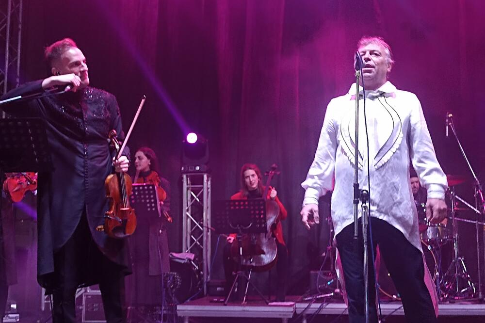 VELIKI KONCERT STEFANA MILENKOVIĆA I NELETA KARAJLIĆA U SREMSKOJ MITROVICI: Atmosfera je ludilo! (FOTO)