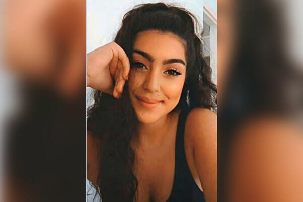 UZNEMIRUJUĆI SNIMAK TRAGEDIJE: Tinejdžerka pokušala da zgrabi telefon, pa PALA SA KROVA zgrade u smrt! (VIDEO)