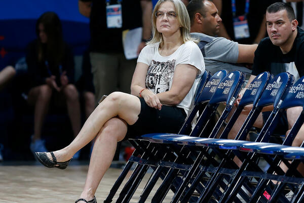 OVO SU DETALJI NAPADA NA ANĐELIJU ARBUTINU ŠARENAC: Nakon što je udario nju, krenuo i na maloletnu devojčicu!