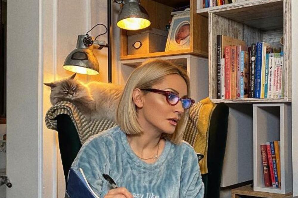 GOCA TRŽAN OTVORILA VRATA DOMA, KO BI REKAO DA OVAKO ŽIVI: Ogolila čak i SPAVAĆU SOBU, Raša nije sa njom u KREVETU