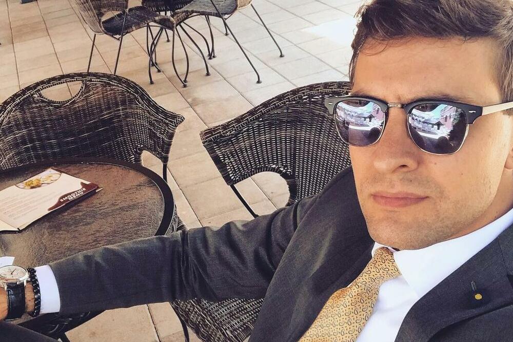 "SANDŽAČKI DRAGULJ" JOŠ NEMA RESOR, ALI RADI PUNOM PAROM: Svi se pitaju ko je lepotica s kojom se fotka (FOTO)