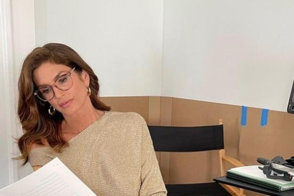 POKAZALA TELO U ŠESTOJ DECENIJI I RASPAMETILA MUŠKI ROD: Linija na kojoj bi joj pozavidele i 30 GODINA MLAĐE (FOTO)