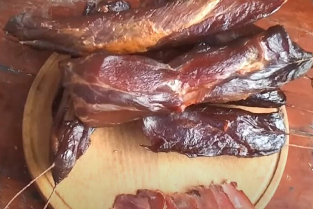 NEĆETE VEROVATI ZBOG ČEGA VAM DIMLJENO MESO PROPADA: Ovo OBAVEZNO morate da URADITE pre samog PROCESA