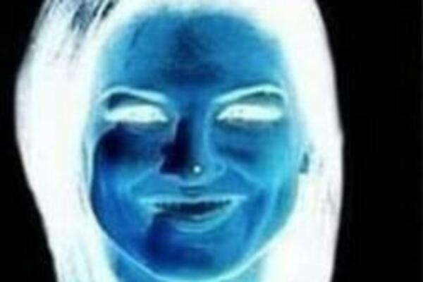 GLEDAJTE 15 SEKUNDI U TAČKU NA NOSU, I PAZITE ŠTA ĆE SE DESITI: Zbog jezive iluzije DIŽE SE SVAKA DLAKA NA GLAVI