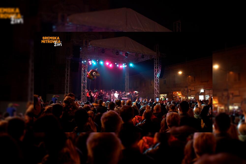 SPEKTAKL U SREMSKOJ MITROVICI: Na hiljade stanovnika uživalo uz Neleta Karajlića i Stefana Milenkovića!