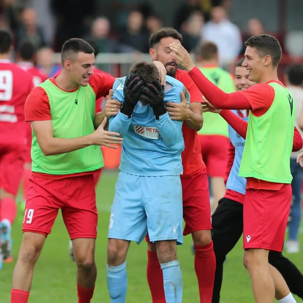 Slavlje Mihaila Dragićevića sa saigračima posle izbacivanja Partizana