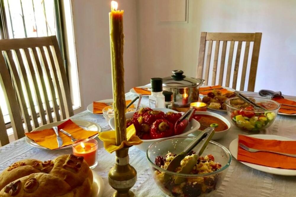 SIGURNO NISTE ZNALI ZA OVAJ TRIK KAKO DA POSTAVITE STO ZA SLAVU: Na ovaj način dekorišite trpezu!