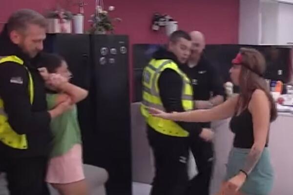 OPASNA TUČA U ZADRUZI, POBILE SE MAJA I MILICA: U glavu letele PESNICE I JAJA (VIDEO)