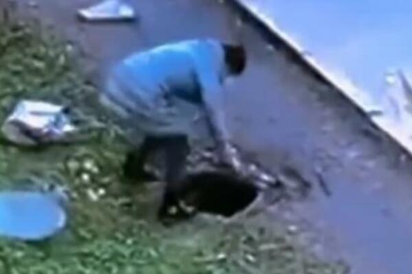 SNIMAK DEČAKA KOJI UPADA U ŠAHT ZABRINUO LJUDE: Internet se usijao nakon ovog videa, ni vama NEĆE BITI SVEJEDNO!