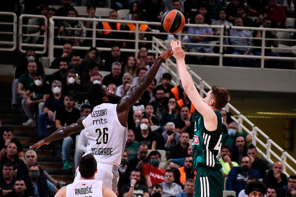 ŠOK U ATINI! Član Partizanovog tima POGOĐEN flašom!