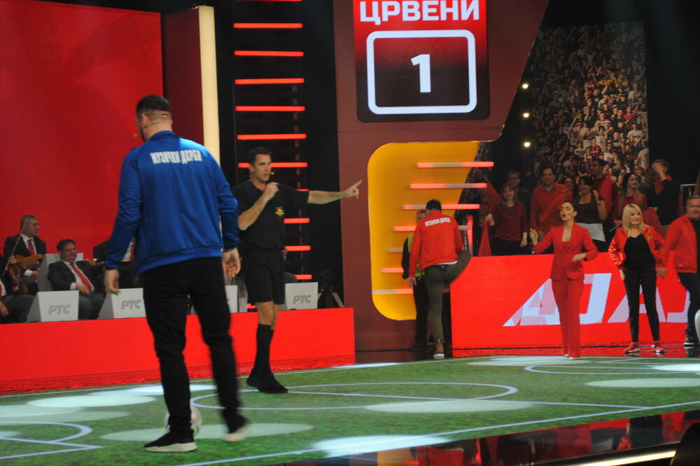 ESPRESO PAPARAZZO UHVATIO VODITELJA KAKO ZAVODI RED: Ljudi ga u čudu GLEDALI, DOBIO JE NOVI ZADATAK na RTS-U