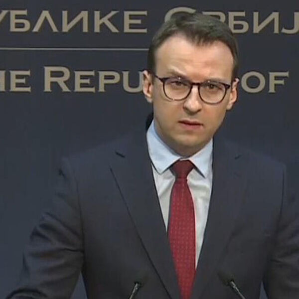 PETKOVIĆ SE OGLASIO O PALJENJU TROBOJKE I UNIŠTAVANJU MURALA ĐOKOVIĆU: Vojska raspoređena na POSEBNIM MESTIMA