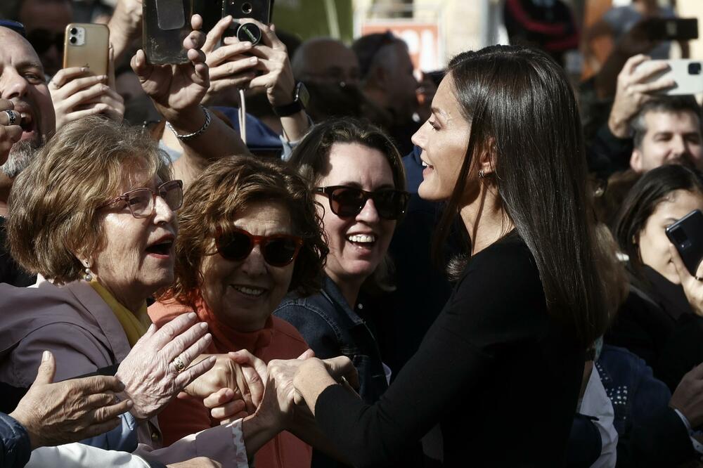 ZANOSNA LEPOTICA PRIVUKLA SVE POGLEDE: Atraktivna KRALJICA u centru PAŽNJE, pogledajte samo šta je OBUKLA! (FOTO)