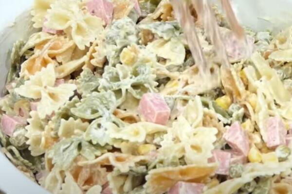 SLAVSKA SALATA KAKVU DO SADA NISTE SPREMALI: Toliko je KREMASTA da će GOSTI zbog OVOGA tražiti JOŠ (RECEPT)