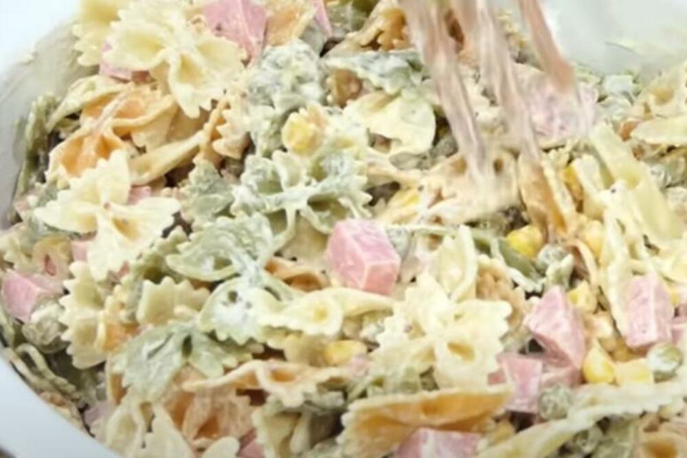 SLAVSKA SALATA KAKVU DO SADA NISTE SPREMALI: Toliko je KREMASTA da će GOSTI zbog OVOGA tražiti JOŠ (RECEPT)