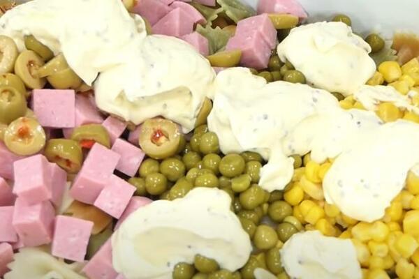 OVA SALATA SE JEDE ISKLJUČIVO KADA SU VELIKE VRELINE: Uz nju vam KLIMA NI NE TREBA, rashlađuje bolje od IJEDNE