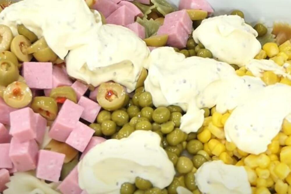 OVA SALATA SE JEDE ISKLJUČIVO KADA SU VELIKE VRELINE: Uz nju vam KLIMA NI NE TREBA, rashlađuje bolje od IJEDNE