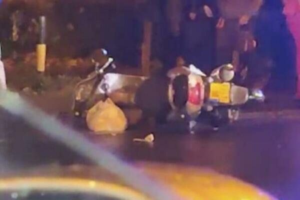 OBOREN MOTOCIKLISTA NA ZVEZDARI: Povređen leži nasred Bulevara, hitna pomoć odmah stigla UZNEMIRUJUĆE! (VIDEO)