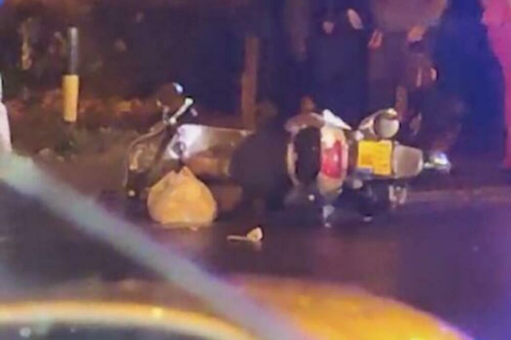OBOREN MOTOCIKLISTA NA ZVEZDARI: Povređen leži nasred Bulevara, hitna pomoć odmah stigla UZNEMIRUJUĆE! (VIDEO)