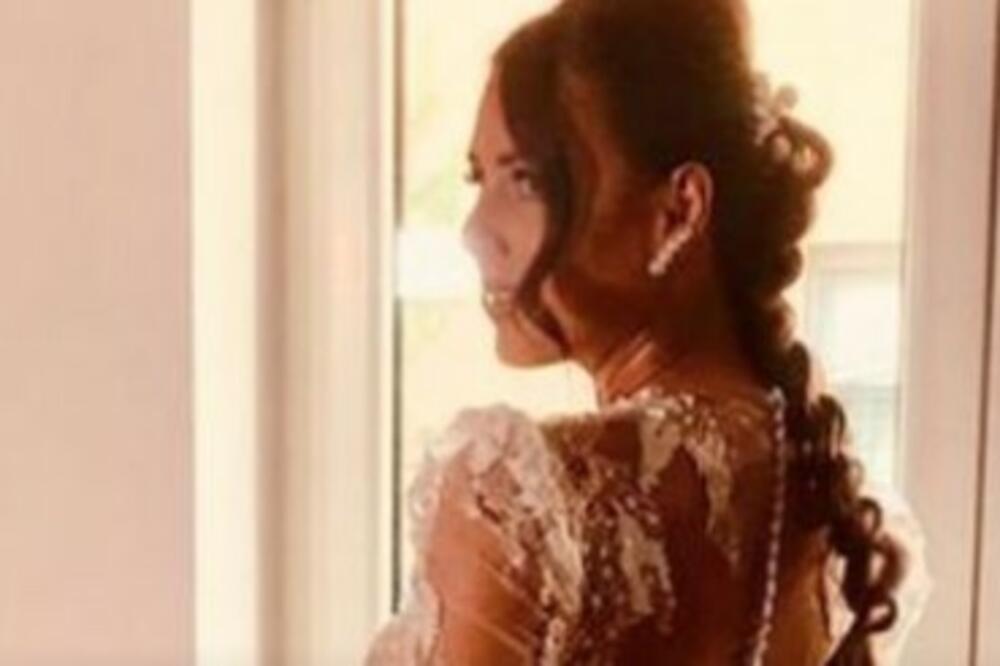 PRE DVE GODINE JOJ SE UBIO DEČKO FUDBALER I PROŠLA JE PAKAO: Evo gde je danas i šta radi pevačica IVANA STANIĆ