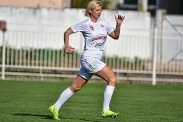 SRPSKA PEVAČICA OKAČILA MIKROFON O KLIN, ZAMENILA GA FUDBALSKOM LOPTOM Bila bi najskuplja sličica u albumu