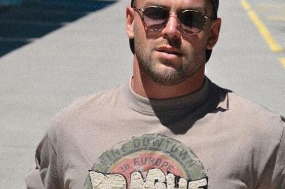 HRVAT SE SKINUO DO POJASA, SRPKINJE ODLEPILE ZA NJIM: Fotke BEZ CENZURE kruže mrežama, MAMI NA GREH